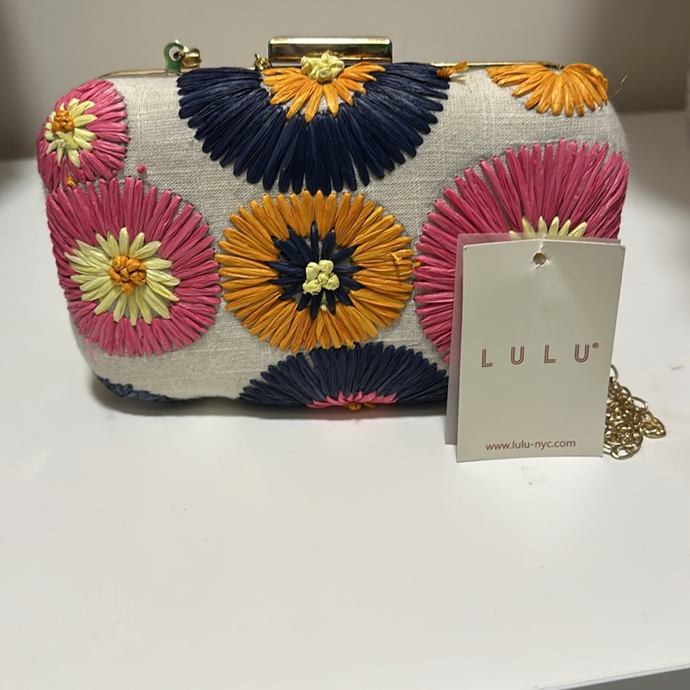 NWT LULU WOMENS EMBROIDERED FLOWER PURSE!